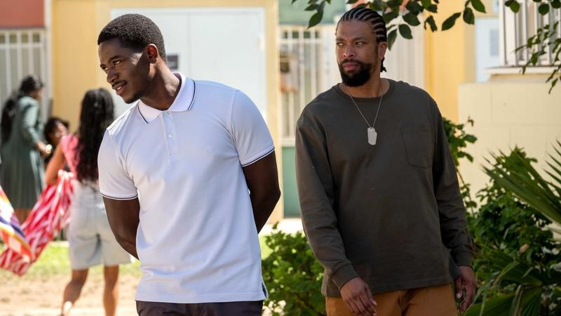 Damson Idris ως Franklin Saint και DeRay Davis ως Peaches που περπατούν δίπλα-δίπλα στο Snowfall