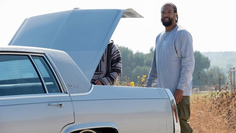   Ο DeRay Davis ως Peaches που στέκονται δίπλα σε ένα αυτοκίνητο στο Snowfall