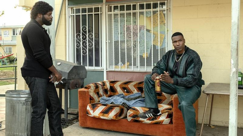   Amin Joseph ως Jerome και Quincy Chad ως Big Deon σε έναν καναπέ στην 6η σεζόν του Snowfall
