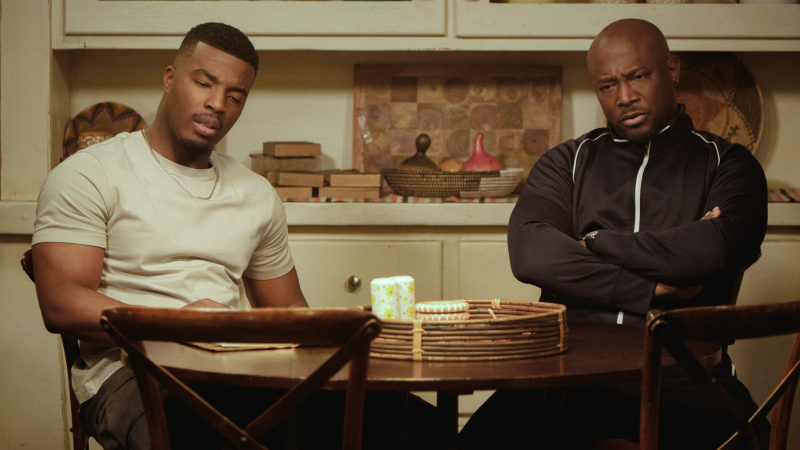 Daniel Ezra a Taye Diggs ako Spencer a Billy sa rozprávajú v seriáli All American 6, epizóda 8