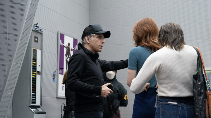   Ben Stiller Severance setinde siyah bluz ve şapkayla.