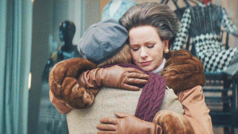   Tom Hollander a Naomi Watts vo filme Feud: Capote vs the Swans