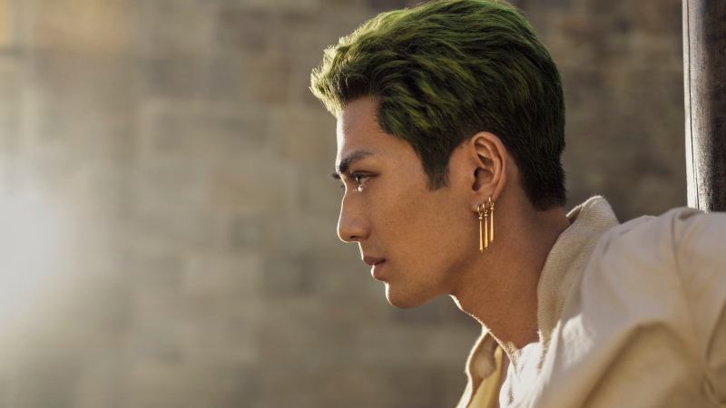   Roronoa Zoro (Mackenyu) обвързан в One Piece епизод 1