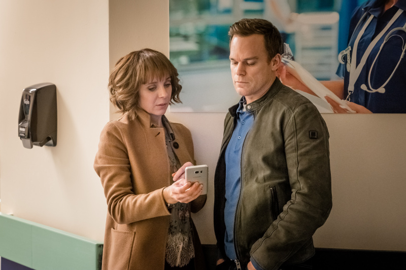   Sophie a Tom sa pozerajú na telefón v Safe na Netflixe