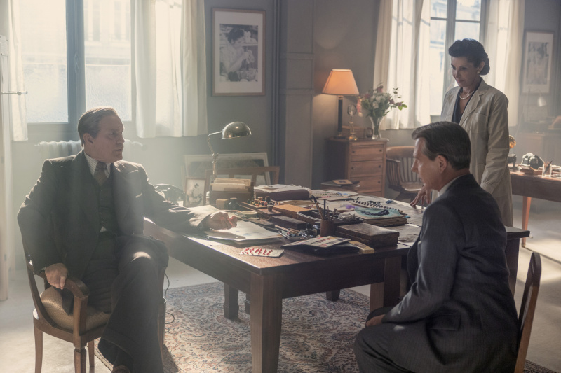   Ben Mendelsohn, John Malkovich i Zabou Breitman w 7. odcinku The New Look