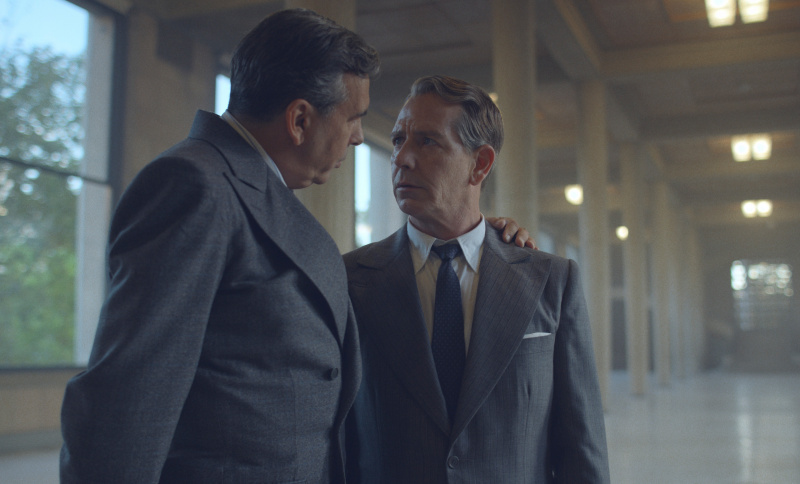   Patrick Albenque i Ben Mendelsohn w 7. odcinku The New Look