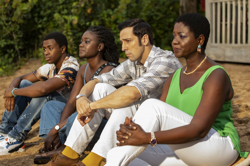 Üzgün görünen Neville (Ralf Little), izinli meslektaşları Marlon (Tahj Miles), Naomi (Shantol Jackson) ve Darlene (Ginny Holder) ile birlikte kulübesinin dışındaki kumsalda oturuyor.