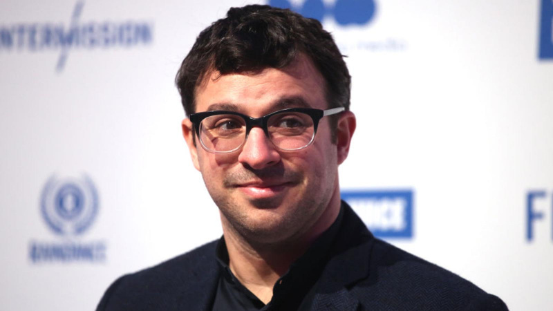   Simon Bird gülümsüyor