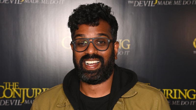  Bir film gösteriminde gülümseyen Romesh Ranganathan
