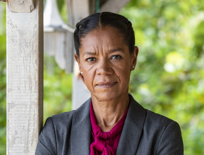   Jaye Griffiths, arkasında ağaçlarla sahilde duran DI Karen Flitcroft rolünde
