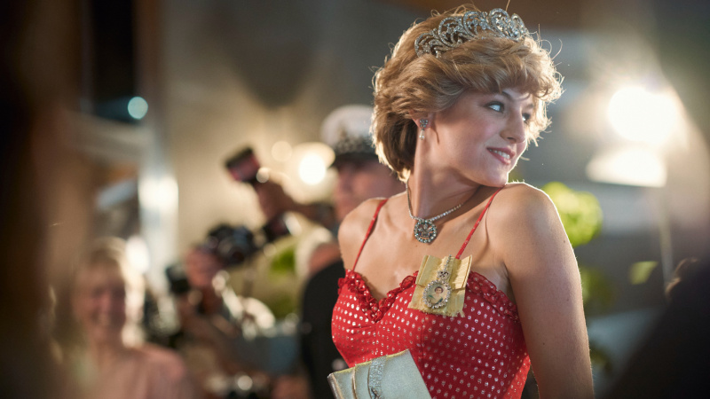   Emma Corrin interpreta la Principessa Diana con un abito rosso e una tiara nella stagione 4 di The Crown
