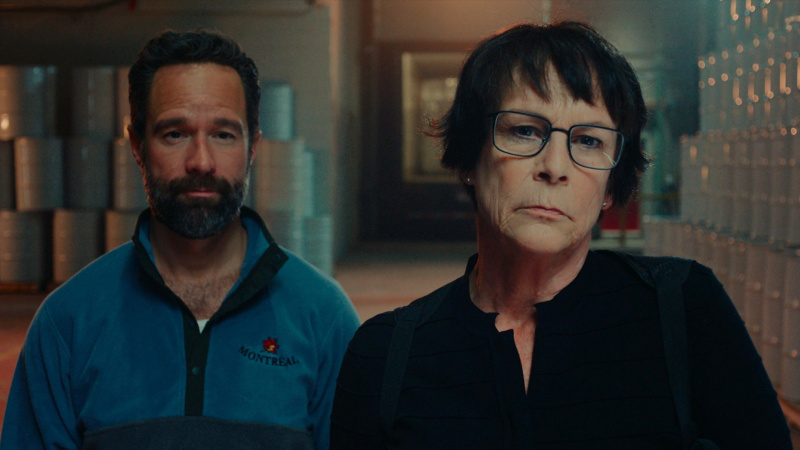   『The Sticky』のクリス・ディアマントプロスとジェイミー・リー・カーティス。