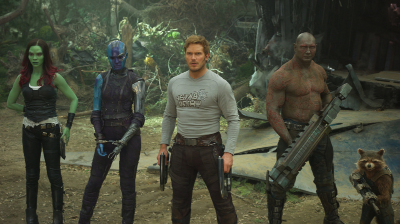   De la stânga: Zoe Saldana, Karen Gillan, Chris Pratt, Dave Bautista și Bradley Cooper (ca vocea lui Rocket) în Guardians of the Galaxy Vol. 2.