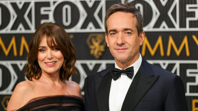  Η Keeley Hawes και ο Matthew Macfadyen παρευρίσκονται στα 75α Primetime Emmy Awards στο Peacock Theatre στις 15 Ιανουαρίου 2024 στο Λος Άντζελες της Καλιφόρνια.