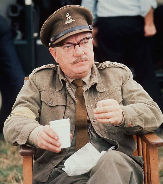   Arthur Lowe BBC klassikalise komöödiasaate isa võtteplatsil's Army