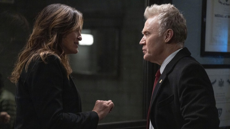   Mariska Hargitay และ Terry Serpico ใน Law & Order: SVU