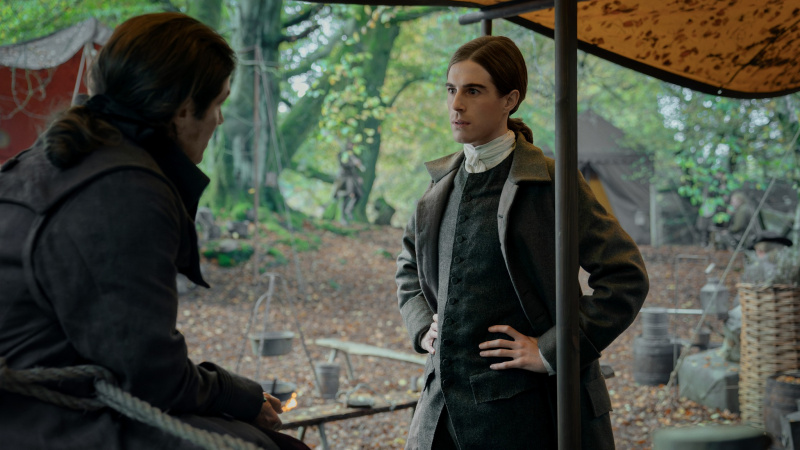   Denzell Hunter ตรวจดู Lord John ใน Outlander ซีซั่น 7 ตอนที่ 12