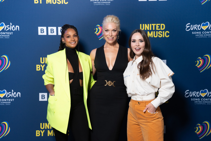  Alesha Dixon, Hannah Waddingham i Julia Sanina poziraju zajedno na BBC-ju's official Eurovision Song Contest launch in Liverpool, standing in front of a display board that shows the BBC logo, the Eurovision Song Contest logo, and the slogan 'United by music'