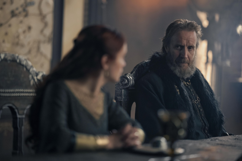   Alicent Hightower (Olivia Cooke) e Ser Otto Hightower (Rhys Ifans)