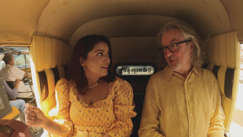   James May s komičkou Aditi Mittal.