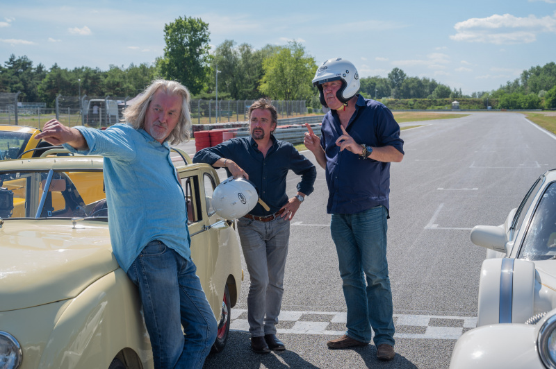   James May, Richard Hammond a Jeremy Clarkson vedľa auta