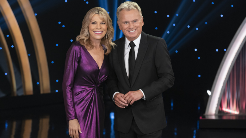  Vanna White og Pat Sajak smiler alle på Celebrity Wheel of Fortune