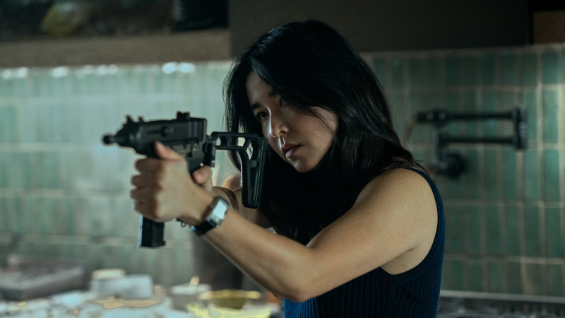   Jane (Maya Erskine) z avtomatsko pištolo v 8. epizodi gospoda in gospe Smith