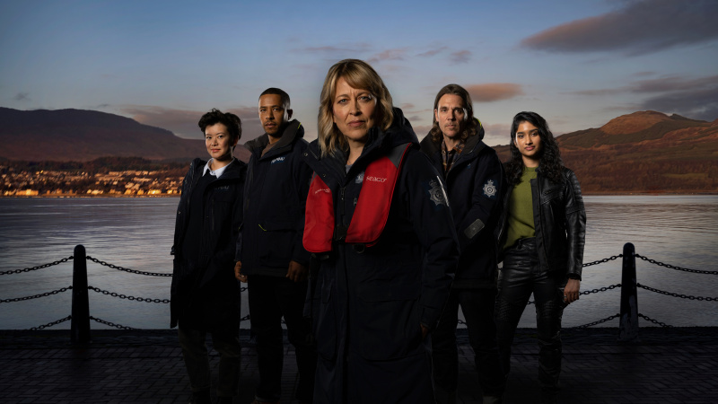 Annika ซีซั่น 2: ภาพรวมของนักแสดง Annika's second season, standing in front of a waterfront view. From left to right: Katie Leung as DC Blair Ferguson, Ukweli Roach as DS Tyrone Clarke, Nicola Walker as DI Annika Strandhed, Jamie Sives as DS Michael McAndrews, Varada Sethu as DC Harper