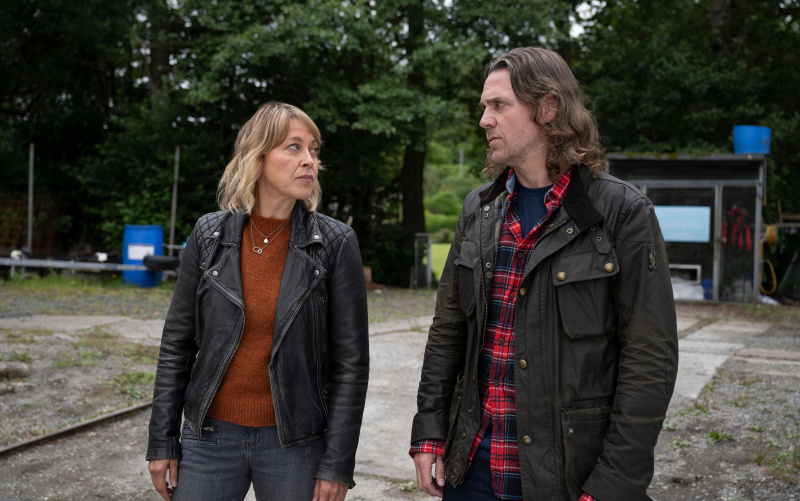   DI Annika Strandhed (Nicola Walker) และ DS Michael McAndrews (Jamie Sives) แสดงท่าทางอิดโรยแก่กันและกันขณะเข้าร่วมในที่เกิดเหตุ