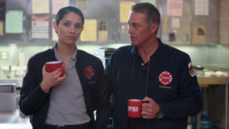   Miranda Rae Mayo jako Stella Kidd, Taylor Kinney jako Kelly Severide w 12. sezonie Chicago Fire