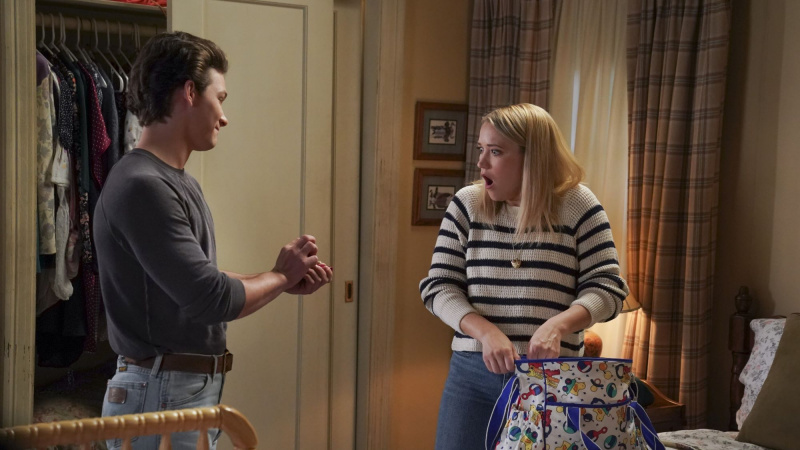   Montana Jordan in Emily Osment v filmu Young Sheldon