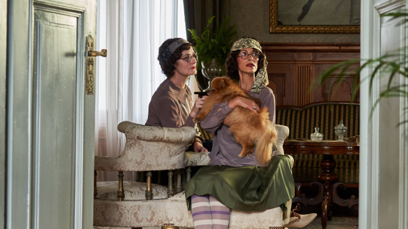   Dodsworth kardeşler (Melanie Gray ve Michele Moran) Hotel Portofino'ya yerleşirler.