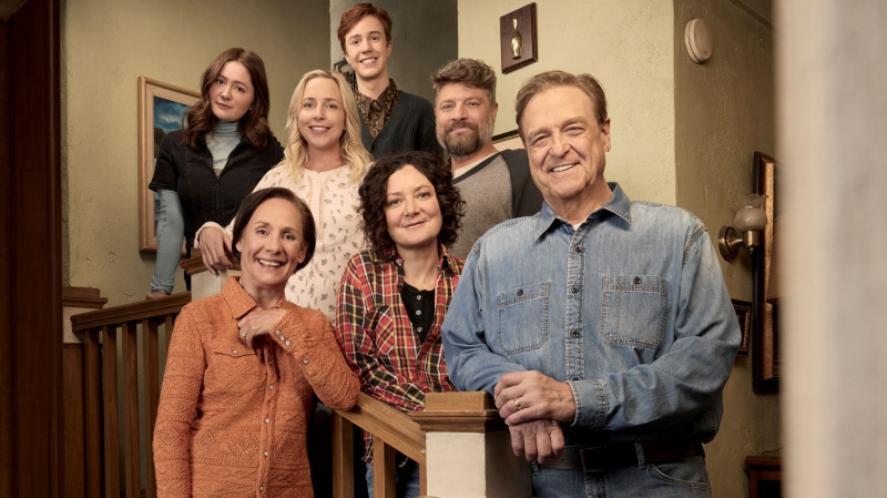 Emma Kenney, Laurie Metcalf, Lecy Goranson, Ames McNamara, Sara Gilbert, Jar R. Ferguson und John Goodman in The Conners