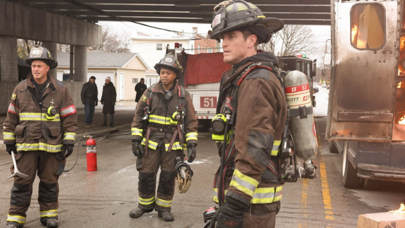 Taylor Kinney ως Kelly Severide, Daniel Kyri ως Darren Ritter, Jake Lockett ως Sam Carver στη σεζόν 12 του Chicago Fire
