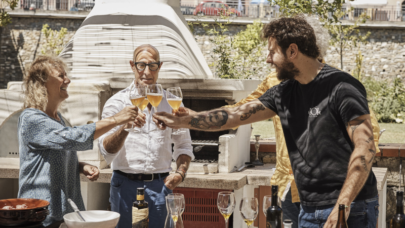   Stanley Tucci pripíja vo filme Stanley Tucci: Hľadanie Talianska