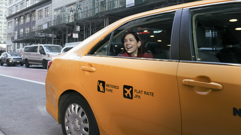   Elsbeth (Carrie Preston) i en taxi på Elsbeth