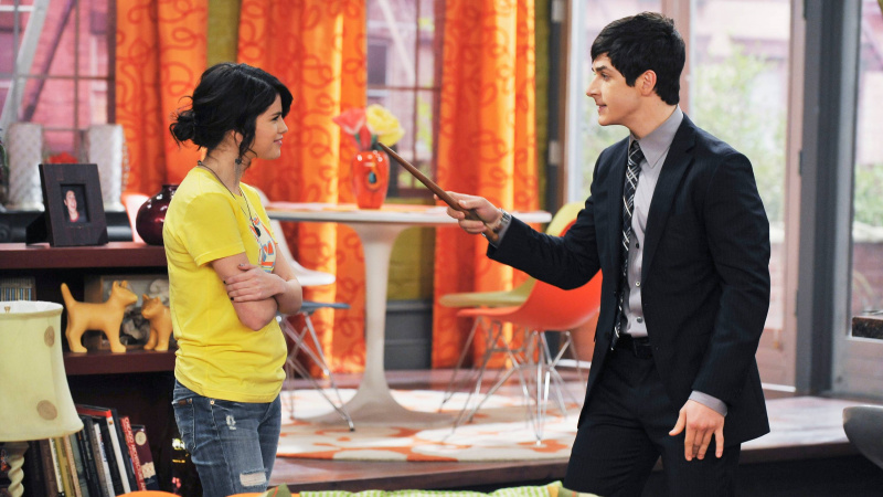   Джастин в костюме смотрит на Алекса в Диснее.'s Wizards of Waverly Place episode "Alex's Logo".