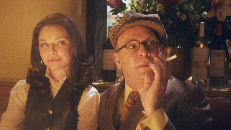   Calista Flockhart a Tom Hollander vo filme Feud: Capote vs the Swans