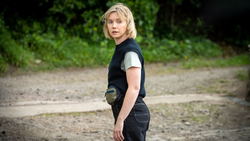   Lauren Lyle sa pozerá cez rameno ako DS Karen Pirie