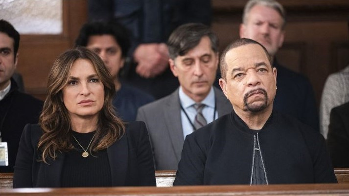 Law & Order: SVU 25. sezon 10. bölümde mahkemede yan yana oturan Olivia ve Fin rolünde Mariska Hargitay ve Ice T