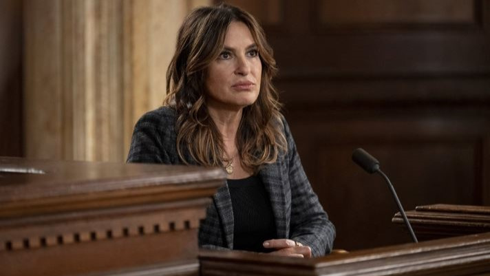   Mariska Hargitay, Law & Order: SVU 25. sezon 10. bölüm mahkemesinde Kaptan Olivia Benson rolünde