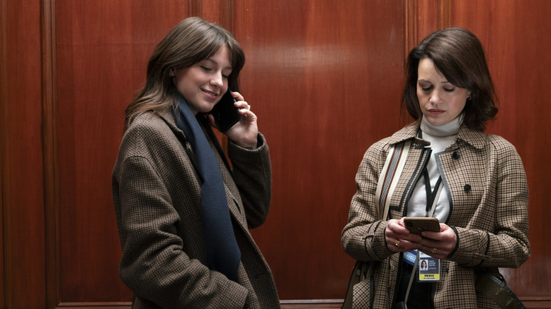   Melissa Benoist y Carla Gugino en un ascensor en Las chicas del autobús