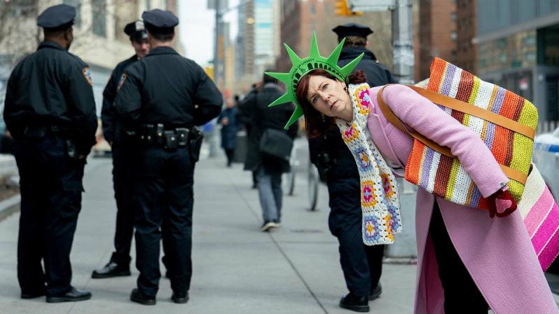   Elsbeth Tascioni (Carrie Preston), posa en una Estatua de la Libertad detrás de los agentes de policía de Nueva York mientras mira a la cámara en una imagen promocional para CBS.' Elsbeth