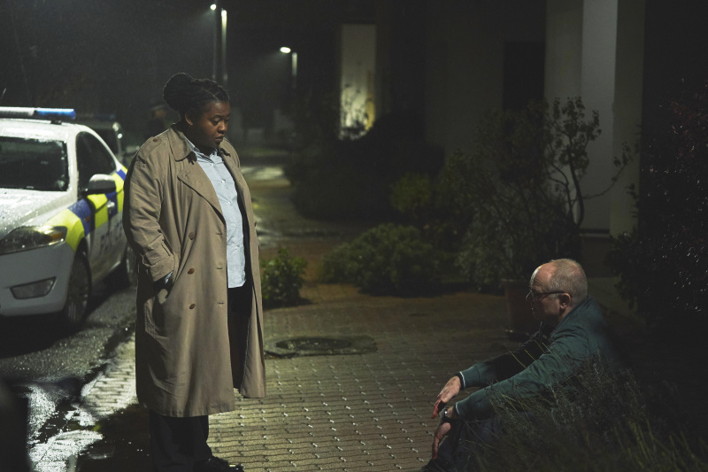   Ο Jason Watkins ως Simon στο Coma