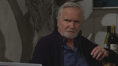   Eric (John McCook) Cesur ve Güzel'de endişeli görünüyor