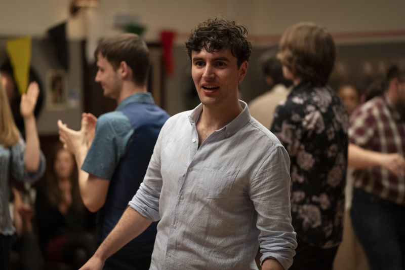  Donnie (Angus Miller), en una fiesta con mucha gente de fondo bebiendo y bailando.