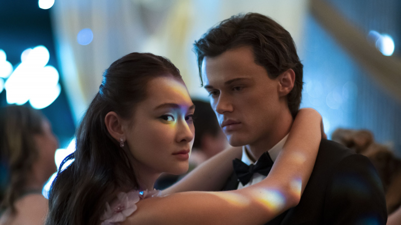   Lola Tung og Christopher Briney danser i The Summer I Turned Pretty