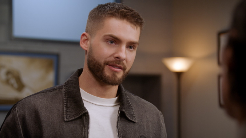   Cody Christian ako Asher Adams v All American sezóna 6, epizóda 10