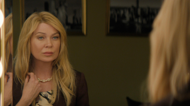 Ellen Pompeo ako Kristine, ktorá sa pozerá do zrkadla v dobrej americkej rodine