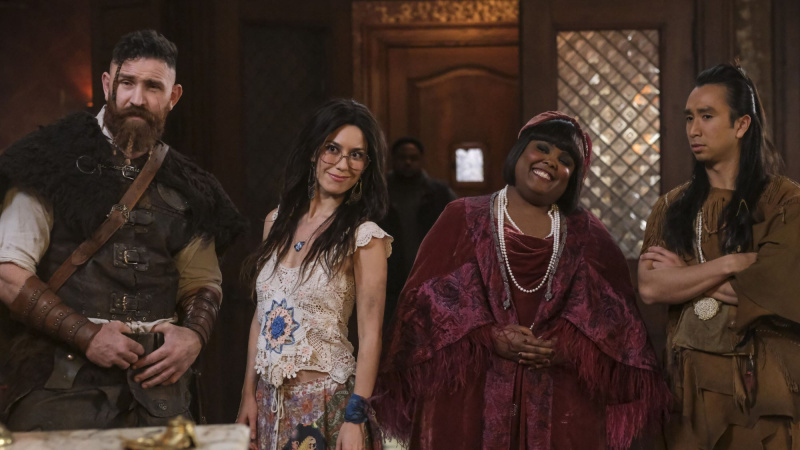 Ghosts'ta Devan Chandler Long, Sheila Carrasco, Danielle Pinnock ve Roman Zaragoza